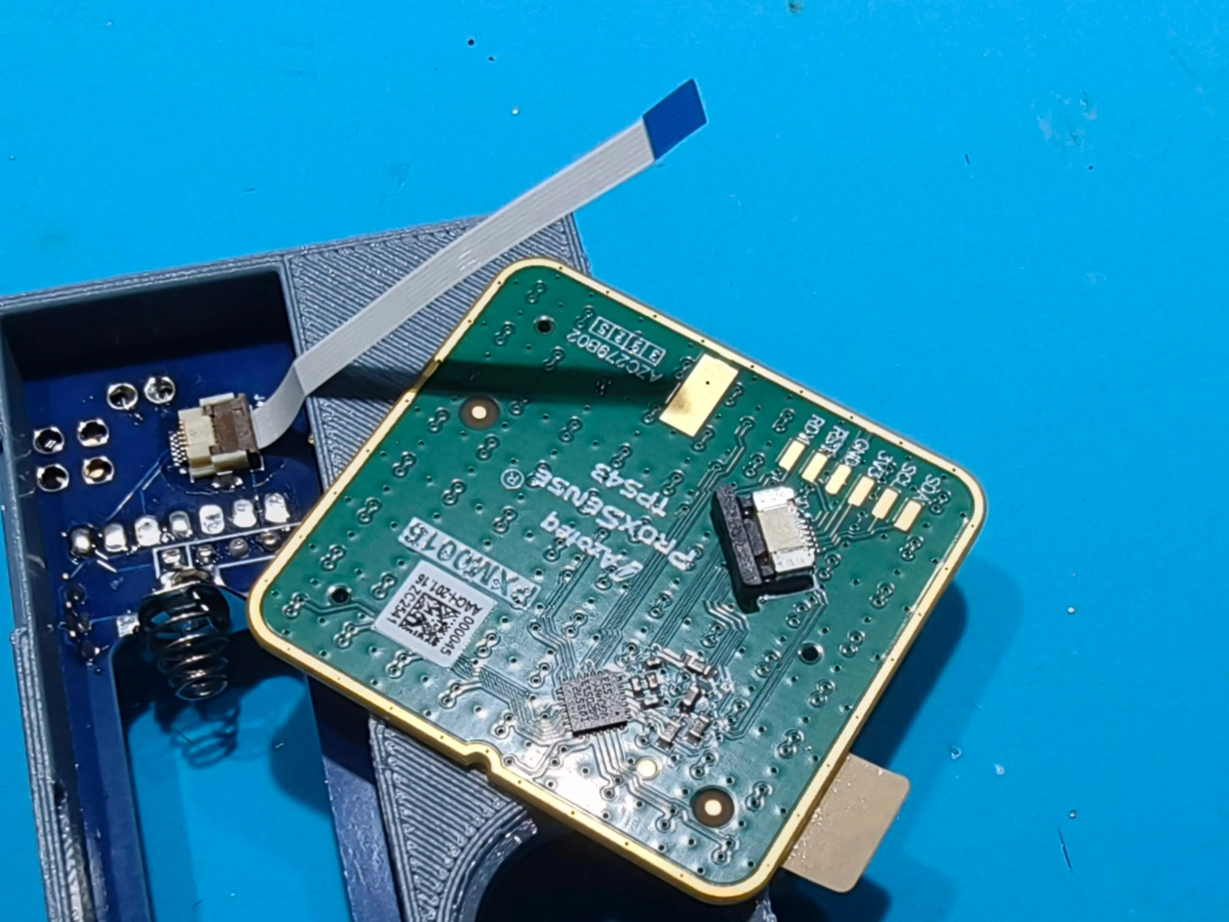 CornixLPトラックパッドモジュール：メイン基板とトラックパッド基板のFFC接続