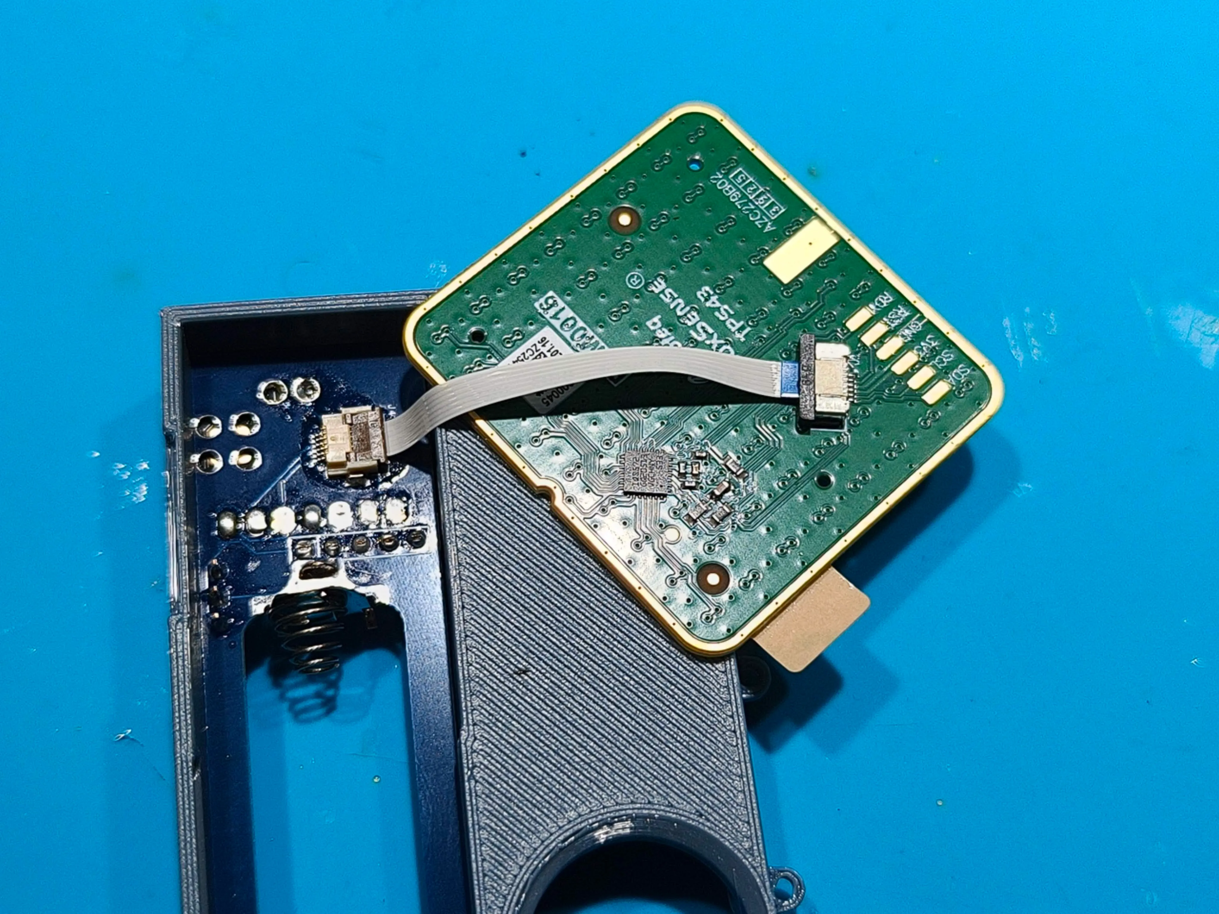 CornixTP:トラックパッド基板の接続の参考画像2