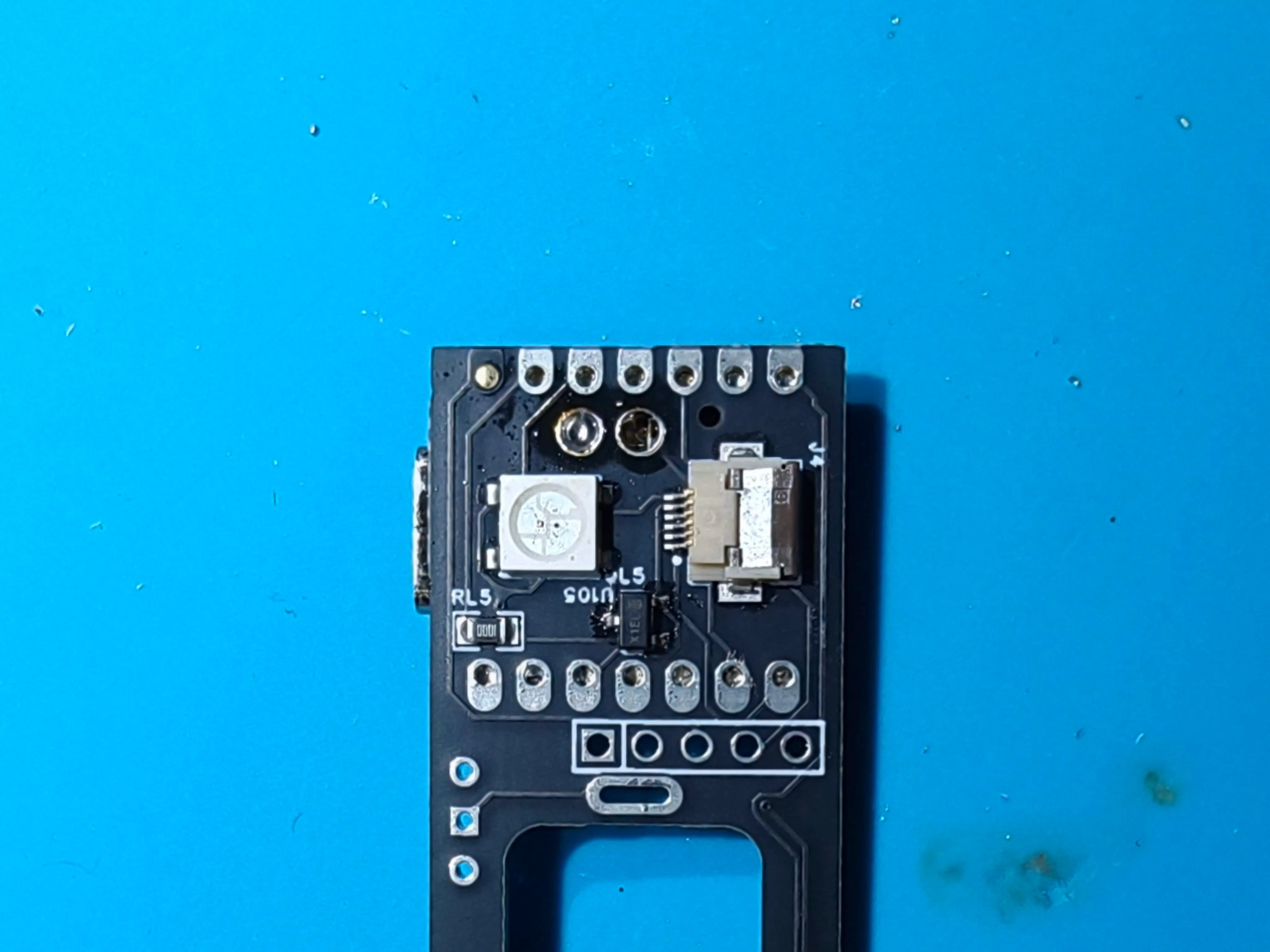 Madulaã¡ã€ã³PCBã®RGB LEDãšFFCã³ãã¯ã¿