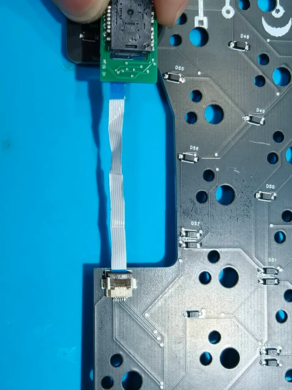 メインPCBからセンサーモジュールへ接続したFFCケーブルの経路