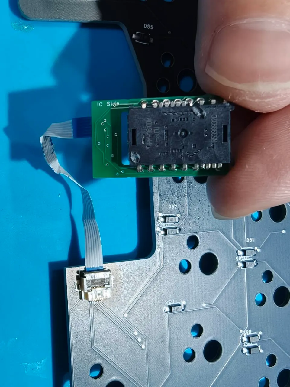 接続したセンサーモジュールの接写。FFCの差し込みと余裕を確認する