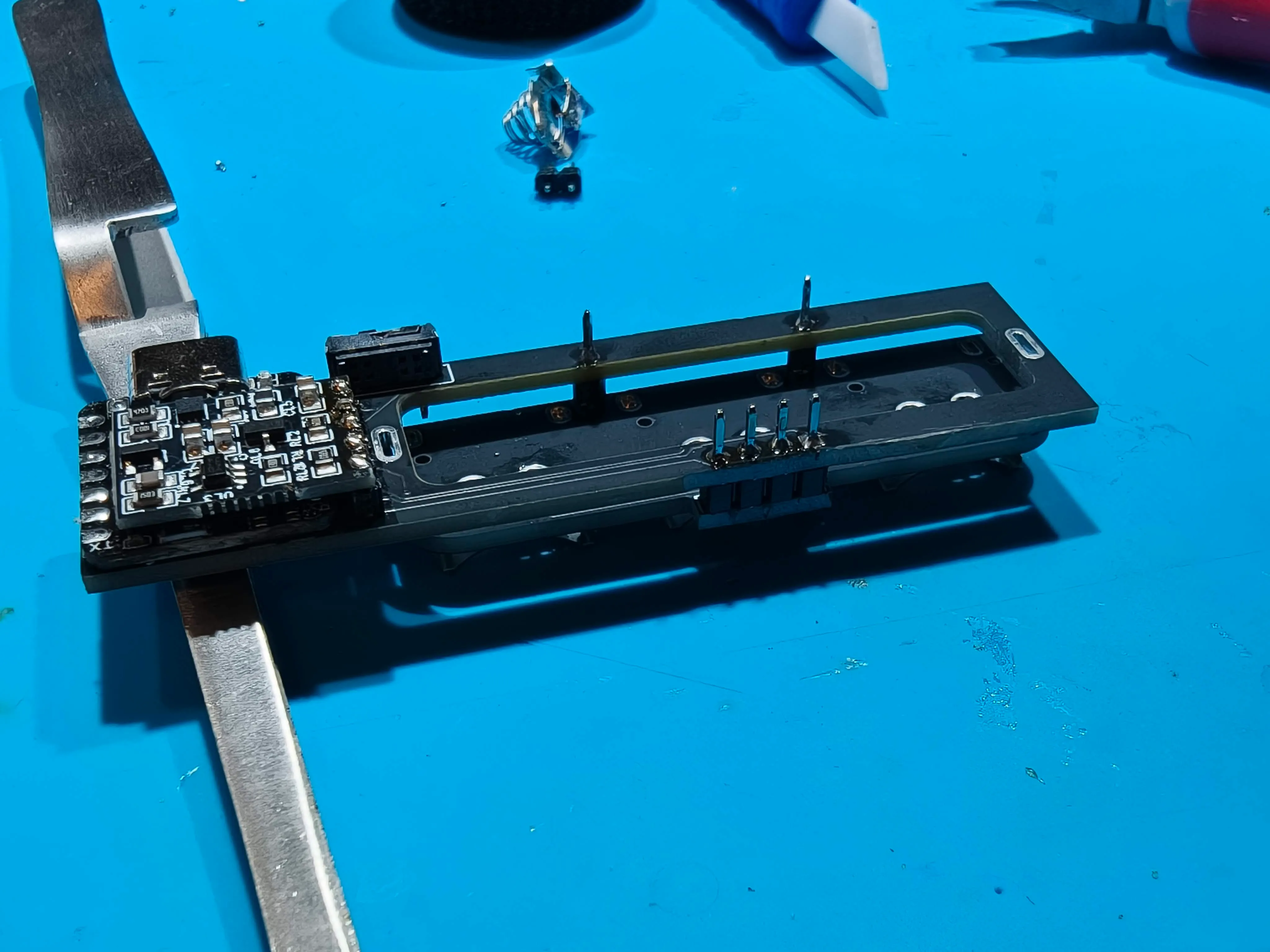 Madulaã¡ã€ã³PCBã«åºæ¿æ¥ç¶çšãã³ãé
眮
